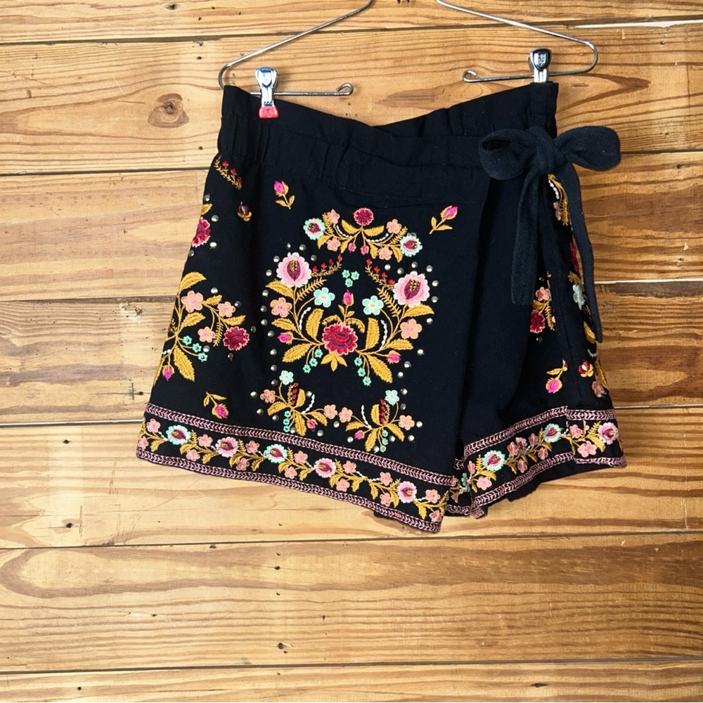 Zara Black Embroidered Floral Shorts